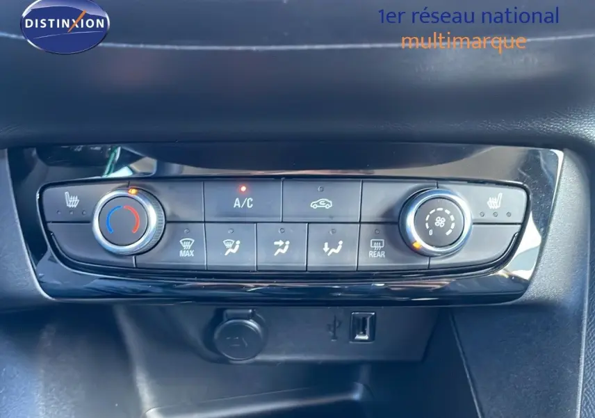 Panneau de commande de climatisation avec réglages rotatifs et boutons sur Opel Corsa blanc glacier 2022.