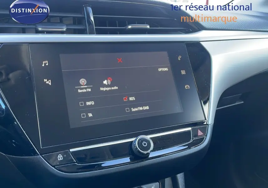 Écran tactile central de l'Opel Corsa blanc glacier 2022, vue rapprochée du tableau de bord côté passager.