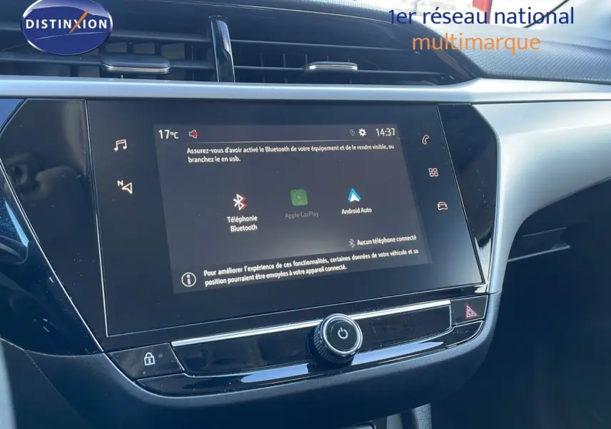 Écran tactile central avec interface Bluetooth et Apple CarPlay dans l'habitacle d'une Opel Corsa blanche 2022.