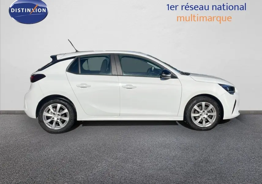 Profil côté gauche d'une Opel Corsa blanche glacier 5 portes de 2022, avec jantes alliage et vitres teintées.