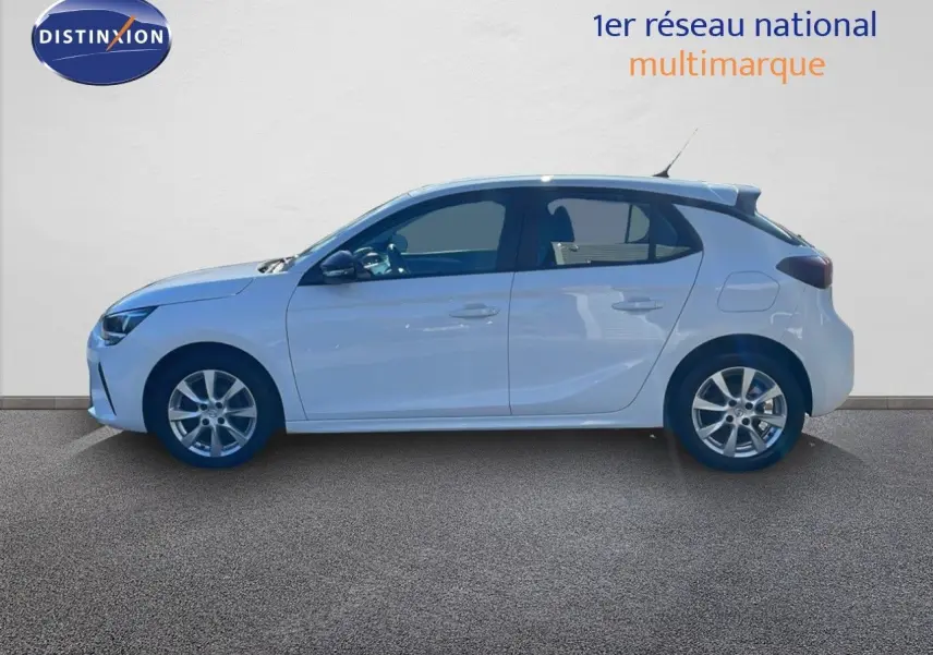 Profil côté gauche d'une Opel Corsa blanche glacier 2022, version 1.5D 102CH Edition, sur fond neutre.