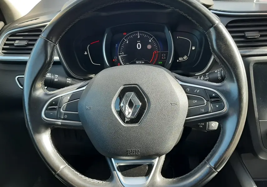 Vue rapprochée du volant en cuir noir du Renault Kadjar 1.5 Blue dCi 115ch Intens, tableau de bord digital visible.