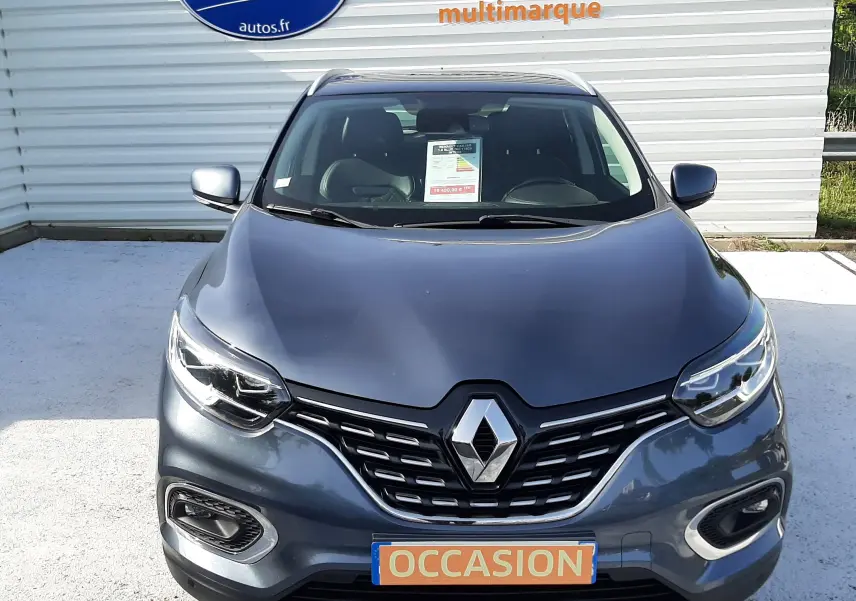 Vue avant d'un Renault Kadjar gris titanium 2021 avec calandre noire et plaque "OCCASION" visible.