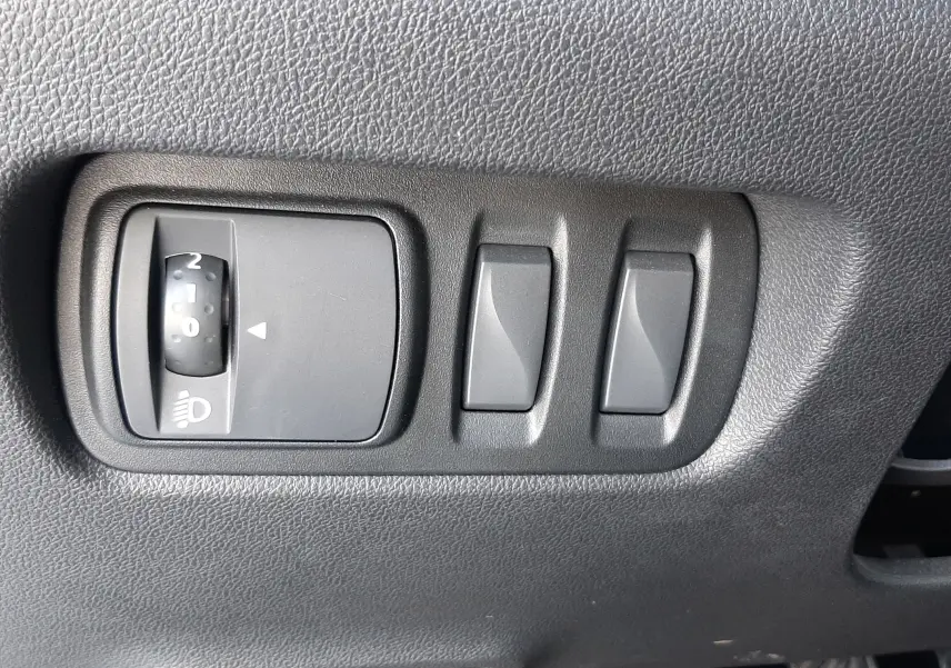 Gros plan sur les commandes d’éclairage et réglages situés à gauche du tableau de bord du Renault Kadjar gris titanium.