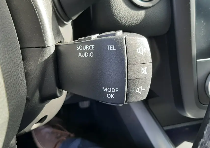 Gros plan sur la commande audio au volant du Renault Kadjar 1.5 Blue dCi 115ch Intens, intérieur noir.