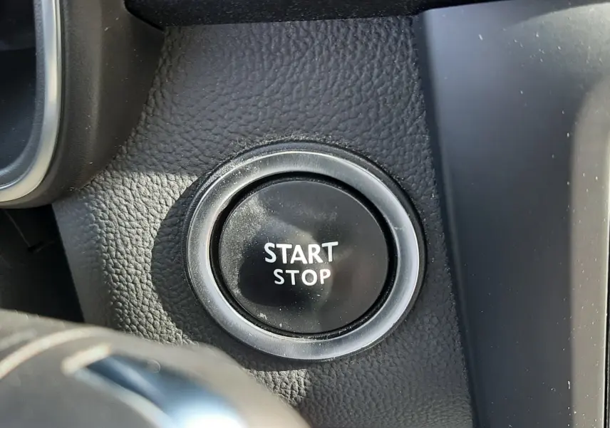Bouton Start Stop en gros plan sur tableau de bord noir du Renault Kadjar 1.5 Blue dCi 115ch Intens 2021.