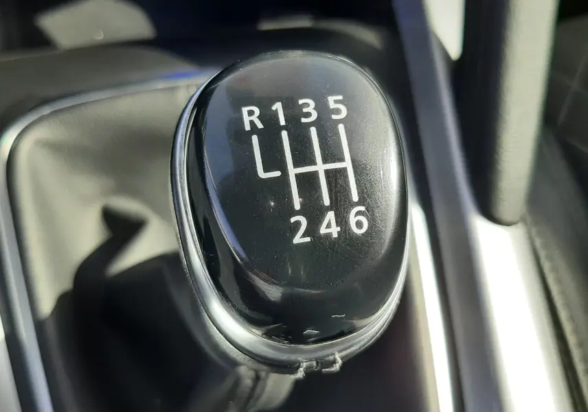 Gros plan sur le levier de vitesses manuel noir du Renault Kadjar 1.5 Blue dCi 115ch Intens de 2021.