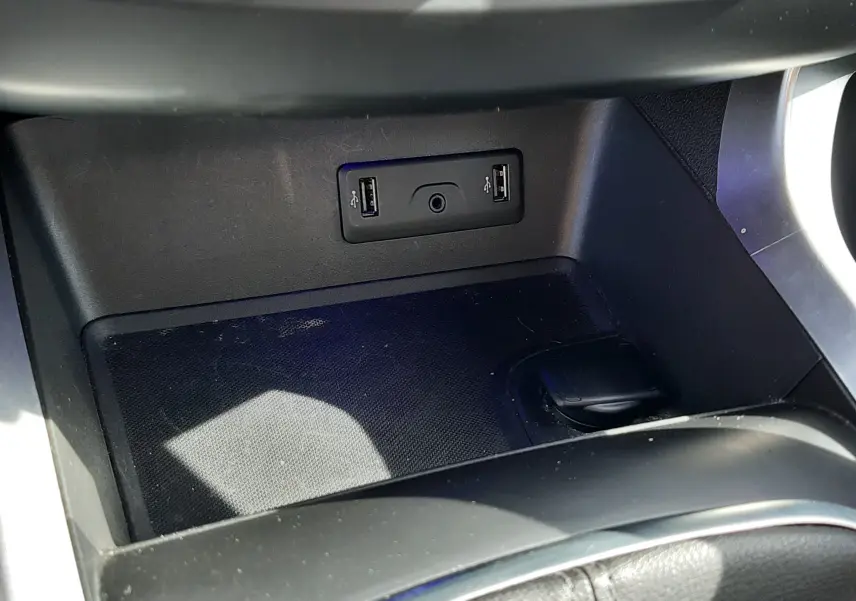 Vue rapprochée de la console centrale intérieure du Renault Kadjar 1.5 Blue dCi 115ch Intens avec ports USB et prise auxiliaire.