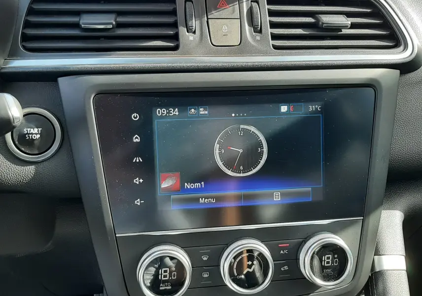 Vue rapprochée du tableau de bord noir du Renault Kadjar 1.5 Blue dCi 115ch Intens avec écran tactile et commandes de climatisation.