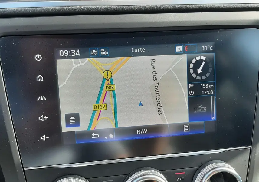 Écran central tactile du Renault Kadjar 2021 gris titanium montrant la navigation et commandes climatisation.