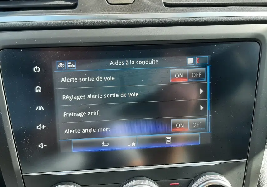 Écran tactile central du Renault Kadjar gris titanium 2021 montrant les aides à la conduite activées.