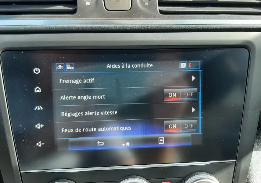 Écran tactile central du Renault Kadjar 2021 gris titanium montrant les aides à la conduite, avec commandes de climatisation en dessous.