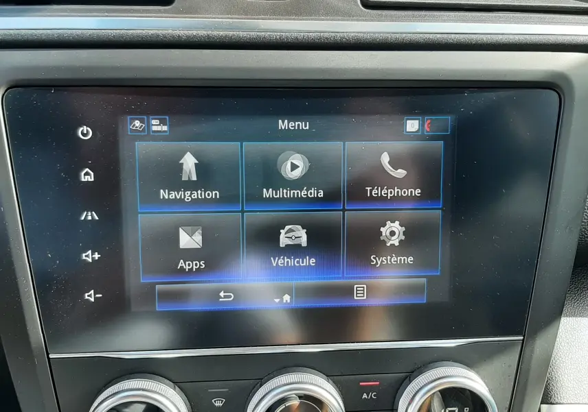 Vue rapprochée de l’écran tactile et des commandes de climatisation du Renault Kadjar gris titanium, intérieur noir.