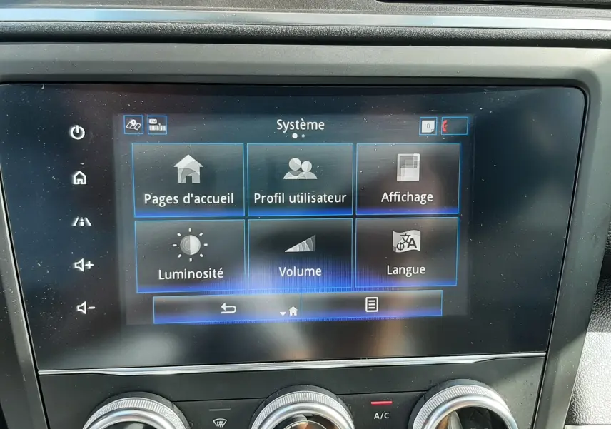 Vue rapprochée de l’écran tactile et des commandes de climatisation du Renault Kadjar gris titanium, intérieur noir.
