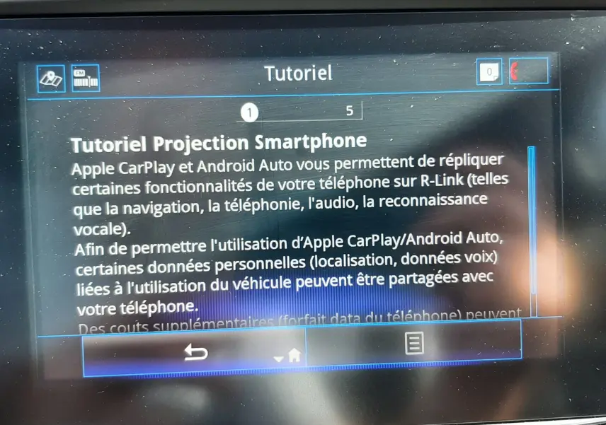 Écran tactile central du Renault Kadjar gris titanium affichant un tutoriel sur la projection smartphone Apple CarPlay et Android Auto.