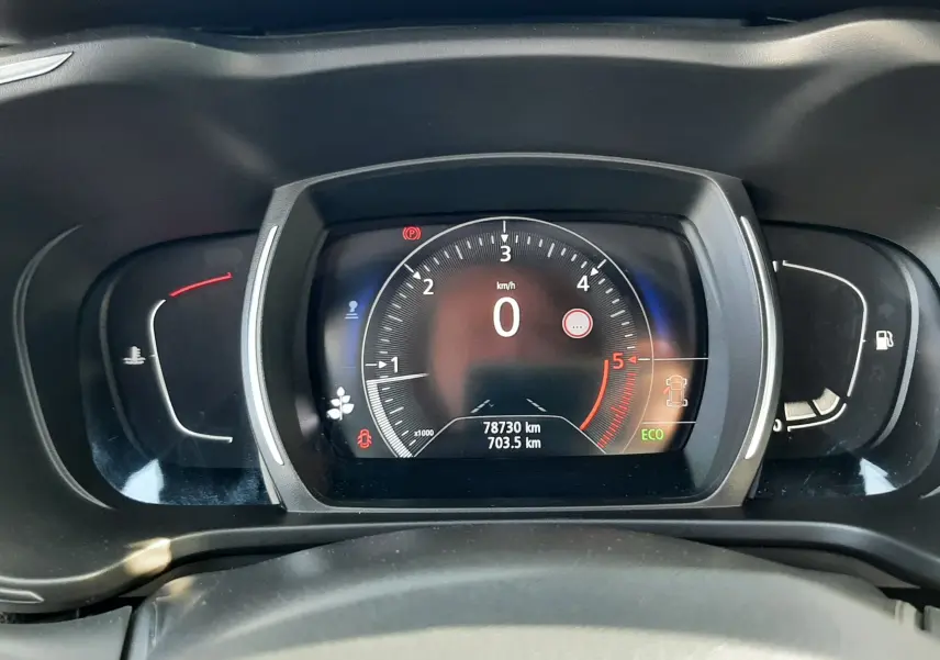 Vue rapprochée du tableau de bord numérique du Renault Kadjar gris titanium, affichant le compteur à zéro et 78 730 km.