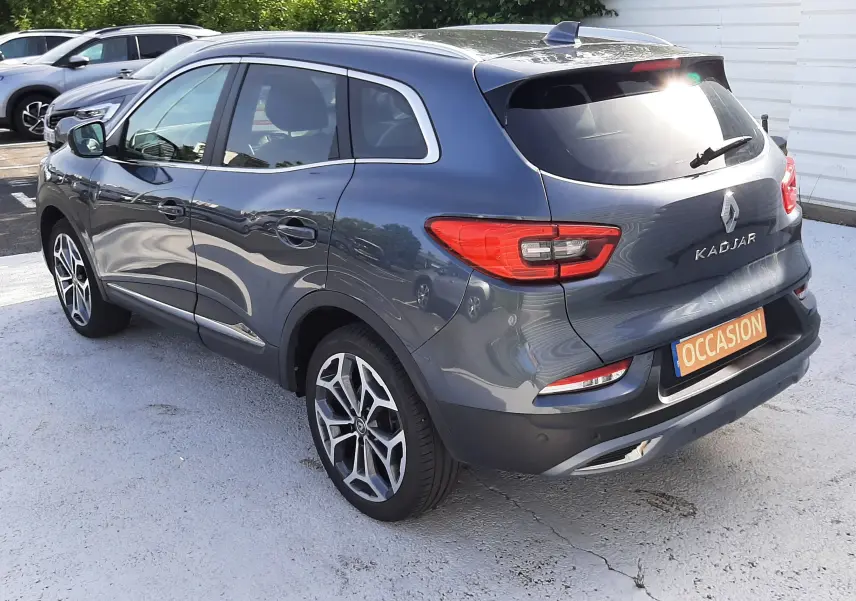 Renault Kadjar gris titanium vu en 3/4 arrière droit avec jantes alliage et feux arrière LED visibles.