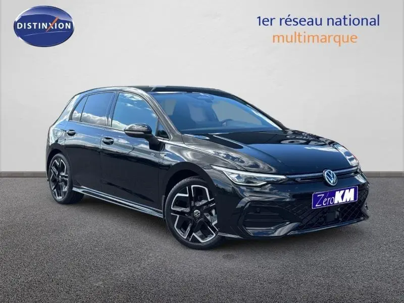 Volkswagen Golf 1.5 eTSI R-Line noir Grenadilla métallisé vue 3/4 avant avec jantes alu distinctives.