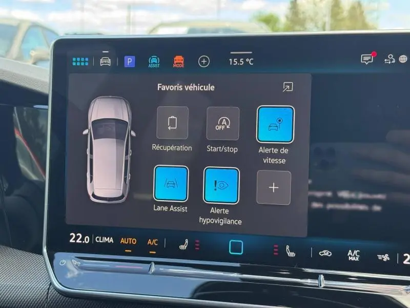 Écran tactile intérieur de la Volkswagen Golf 1.5 eTSI R-Line affichant les aides à la conduite et la climatisation.