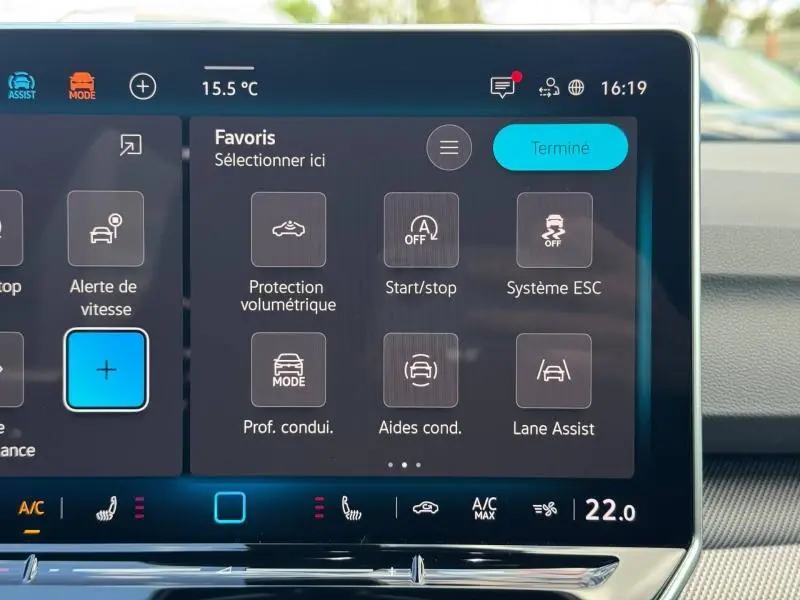 Écran tactile intérieur de la Volkswagen Golf noir Grenadilla, affichant les réglages d'assistance à la conduite.