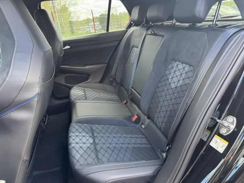 Vue intérieure côté droit des sièges arrière en tissu Sardegna et ArtVelours anthracite de la Volkswagen Golf noire.