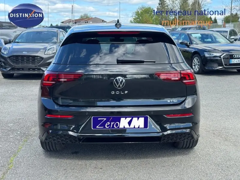 Vue arrière d'une Volkswagen Golf noire Grenadilla métallisée avec feux LED et logo centré sur un parking.