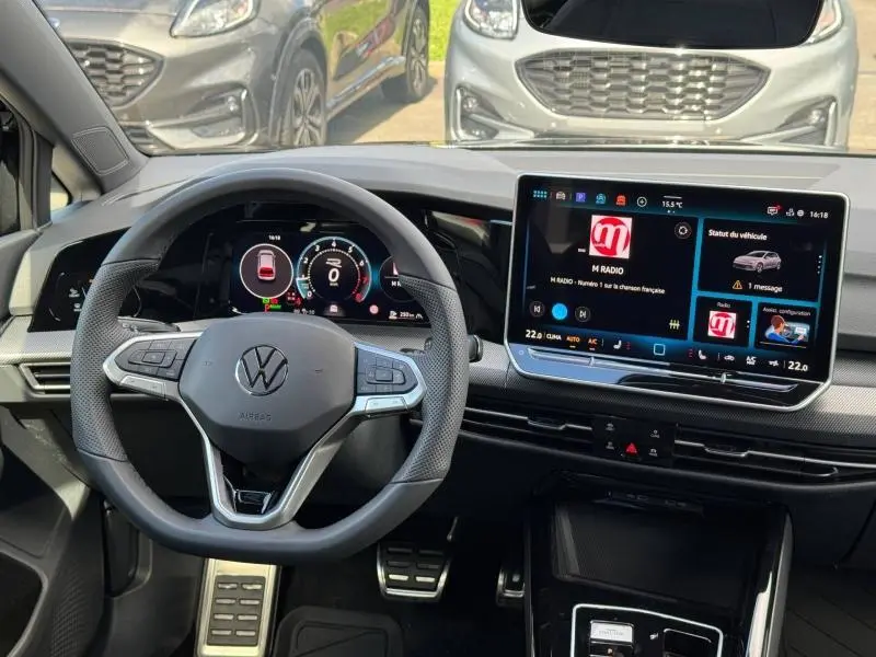 Vue intérieure centrée sur le volant multifonction et l’écran tactile de la Volkswagen Golf 1.5 eTSI R-Line Edition 2026.