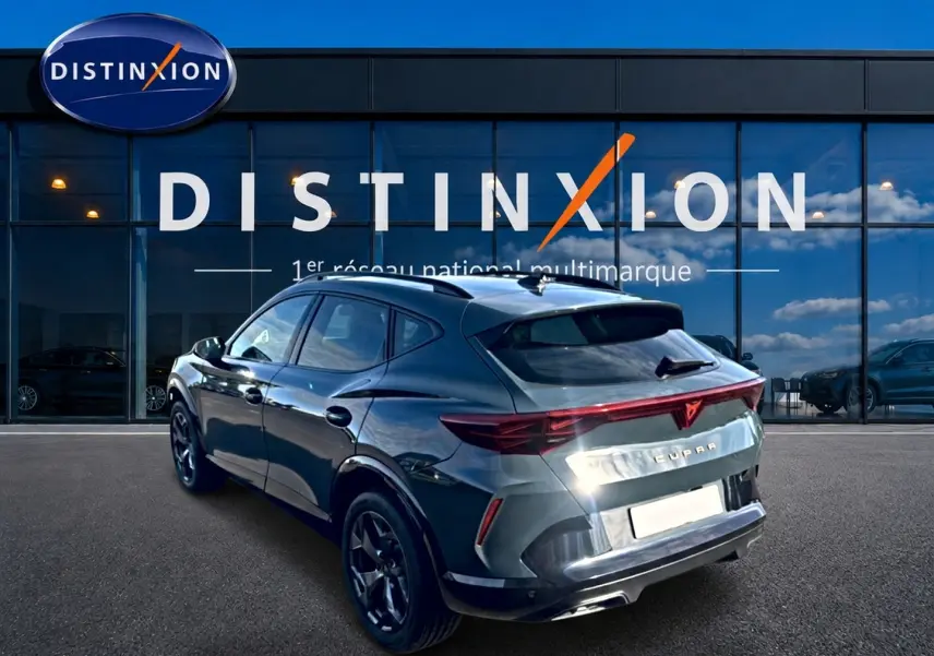 Vue 3/4 arrière droite d'un CUPRA Formentor bleu fjord 2026 avec feux arrière LED et jantes noires.