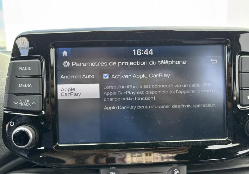 Écran tactile central de la Hyundai i30 blanc 2018 affichant les paramètres Apple CarPlay et Android Auto