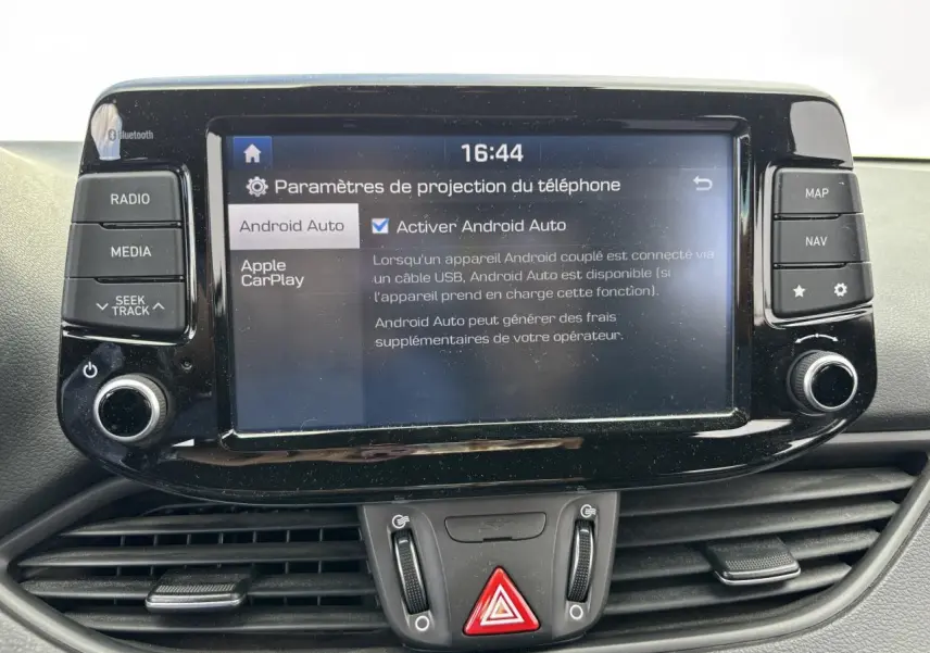 Écran tactile central de la Hyundai i30 III SW 2018 affichant les paramètres Android Auto, entouré de commandes noires.