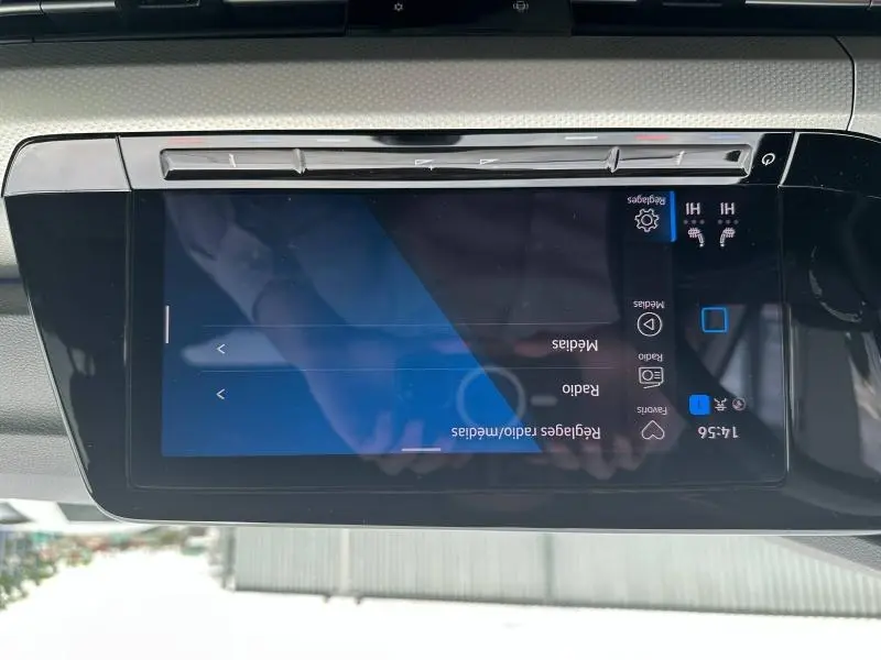 Écran tactile central en plan rapproché dans l’habitacle d’une Volkswagen Golf noire intense nacrée 2024.