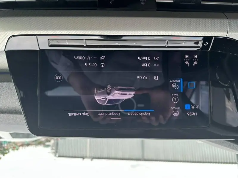 Écran tactile intérieur affichant les réglages de confort et informations de conduite de la Volkswagen Golf noire.