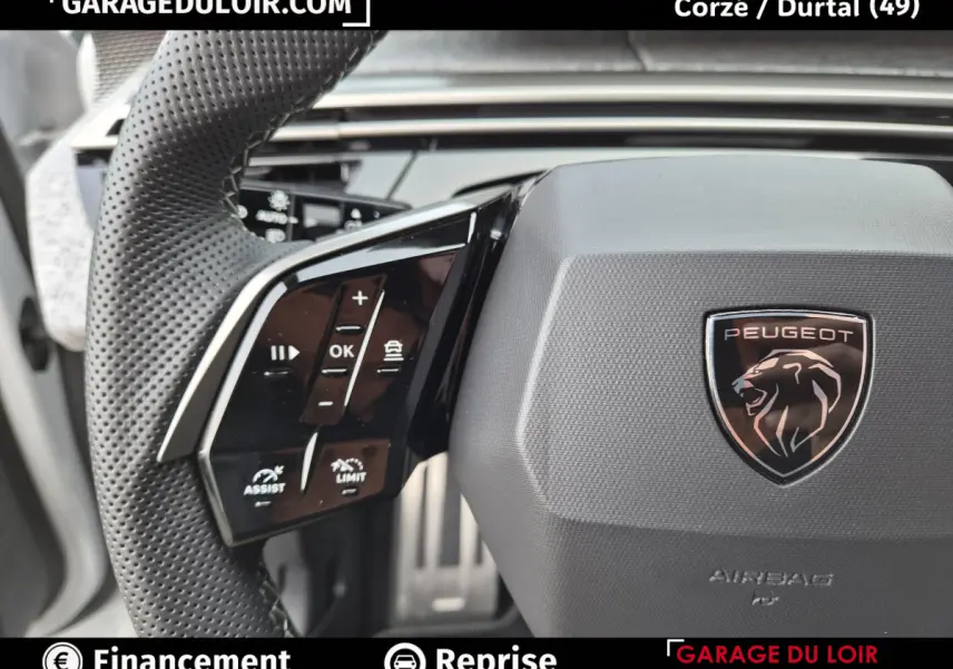 Gros plan sur le volant cuir perforé du Peugeot 3008 blanc, avec commandes multifonctions et logo lion central.