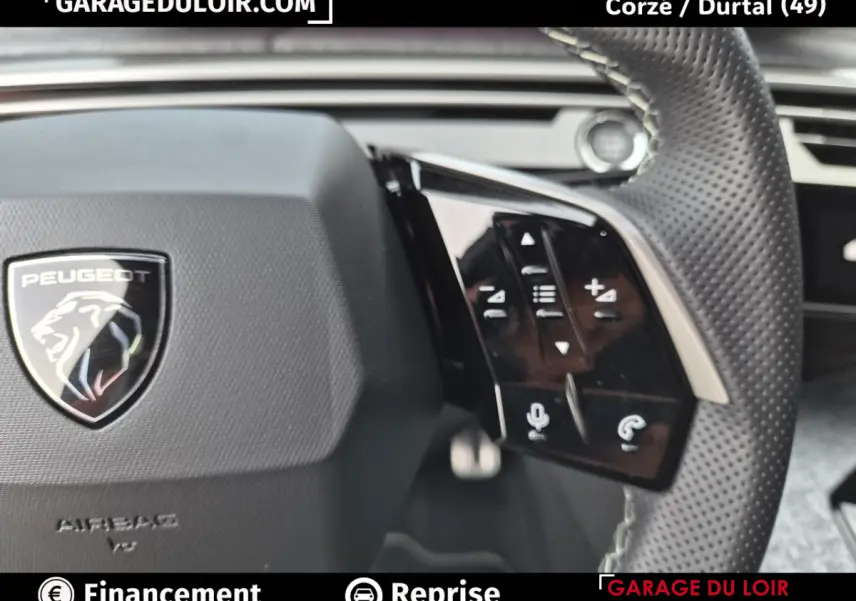 Gros plan sur le volant noir perforé du Peugeot 3008 blanc, avec commandes multifonctions visibles à droite.