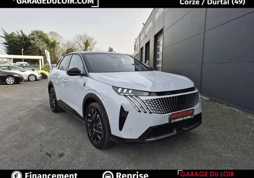 Peugeot 3008 blanc en 3/4 avant droit, avec calandre distinctive à motifs et phares LED griffés verticalement.