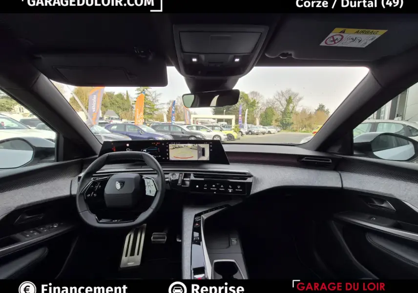 Vue intérieure avant du Peugeot 3008 blanc 2025, tableau de bord moderne avec écran tactile large et volant compact.