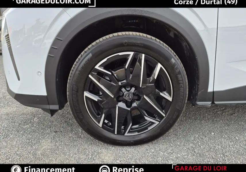 Gros plan sur la roue avant droite noire et argentée du Peugeot 3008 blanc 2025, avec jante design moderne.