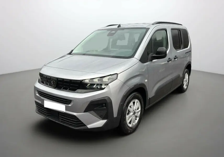 Peugeot Rifter BlueHDi 130 gris Artense vu en 3/4 avant droit avec barres de toit et vitres surteintées.