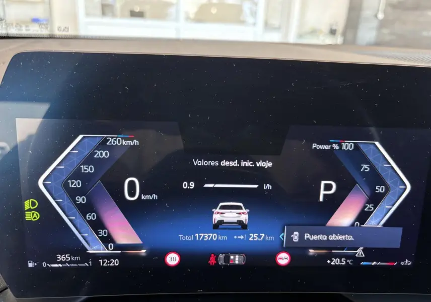Affichage numérique du tableau de bord d'une BMW Série 1 120d M Sport 2025, montrant la vitesse à 0 km/h et une porte ouverte.