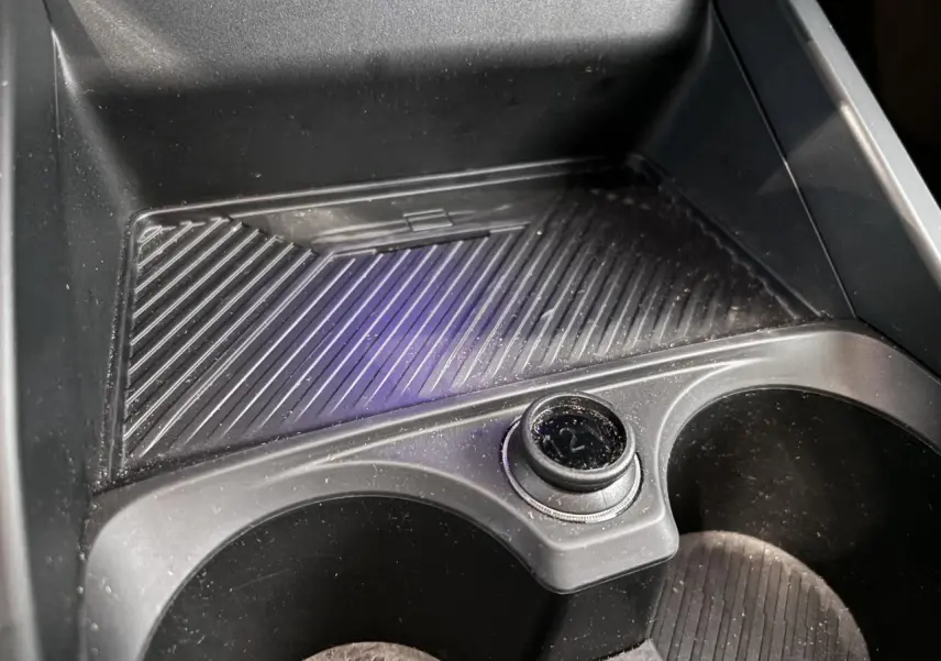 Gros plan sur le porte-gobelets noir intérieur de la BMW Série 1 120d M Sport 2025 avec bouton rotatif central.