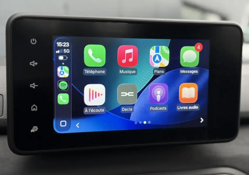 Écran tactile multimédia 8 pouces de la Dacia Sandero Stepway Bleu Iron, affichant Apple CarPlay en vue frontale rapprochée.