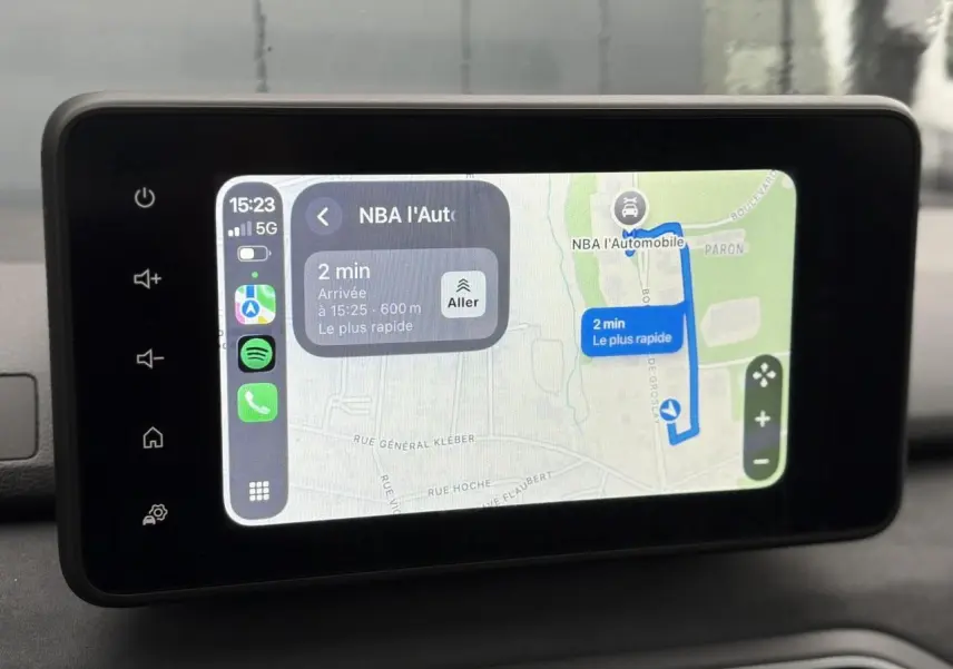 Écran tactile 8 pouces du tableau de bord Dacia Sandero Stepway 2025 affichant la navigation GPS.
