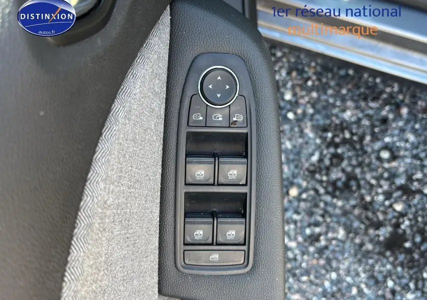 Panneau de commandes des vitres électriques côté gauche en textile gris sur Renault Clio V gris pizarra 2024.