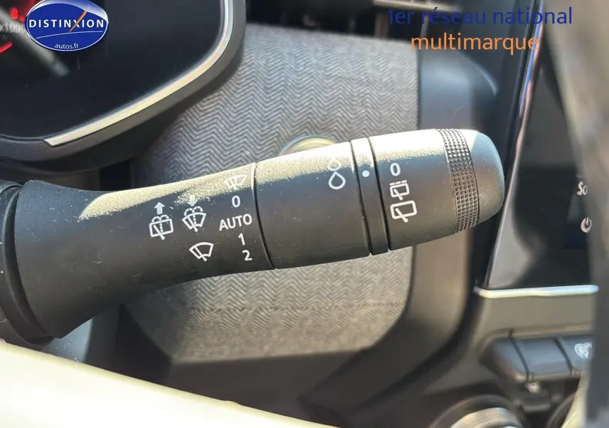 Gros plan sur la commande des essuie-glaces dans l'habitacle gris/noir de la Renault Clio V 1.0 TCe 90 Techno