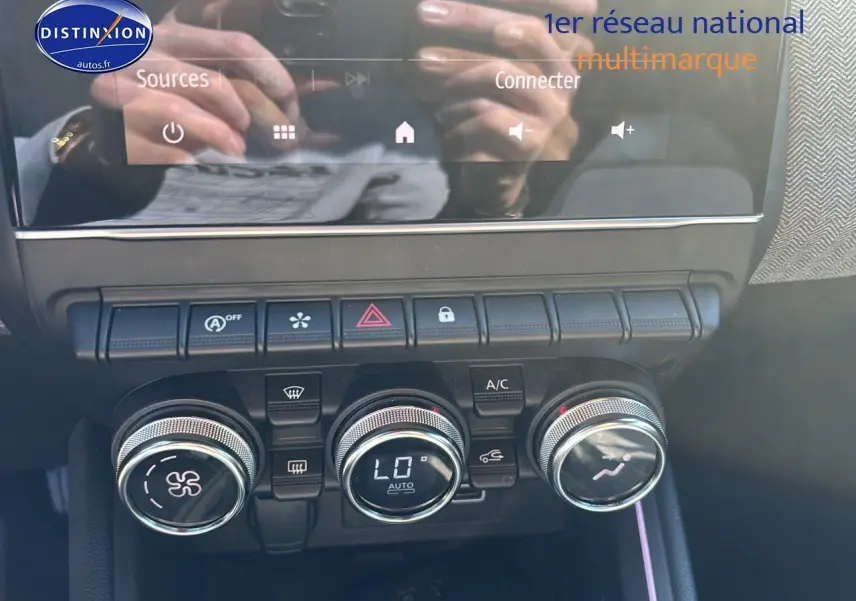 Détail de la console centrale de la Renault Clio V gris pizarra, avec commandes de climatisation et écran tactile.