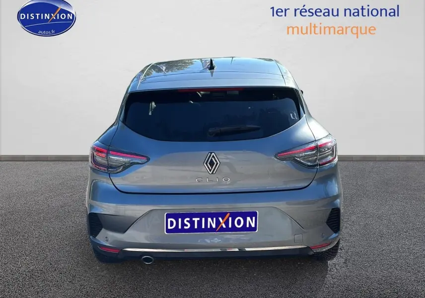 Vue arrière d'une Renault Clio V gris pizarra avec feux LED et canule d'échappement chromée visible.