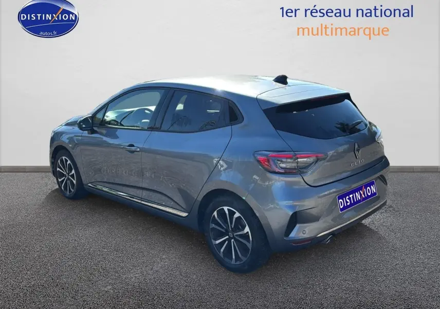 Renault Clio V gris pizarra vue 3/4 arrière côté gauche, avec jantes alliage et vitres arrière surteintées