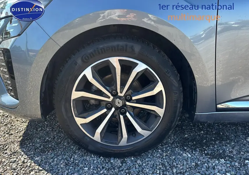 Gros plan sur la jante alliage 16 pouces Boavista Black gris pizarra côté avant droit de la Renault Clio V 2024.