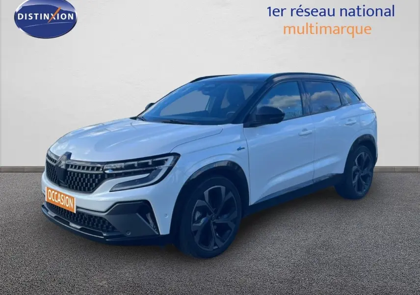 Renault Austral Iconic Esprit Alpine blanc et noir en 3/4 avant droit, SUV hybride 2024 avec jantes noires distinctives.