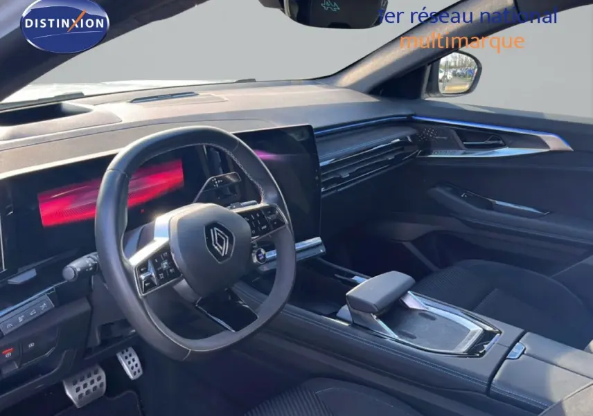 Intérieur noir du Renault Austral Iconic Esprit Alpine 2024, vue côté conducteur avec tableau de bord et volant modernes.